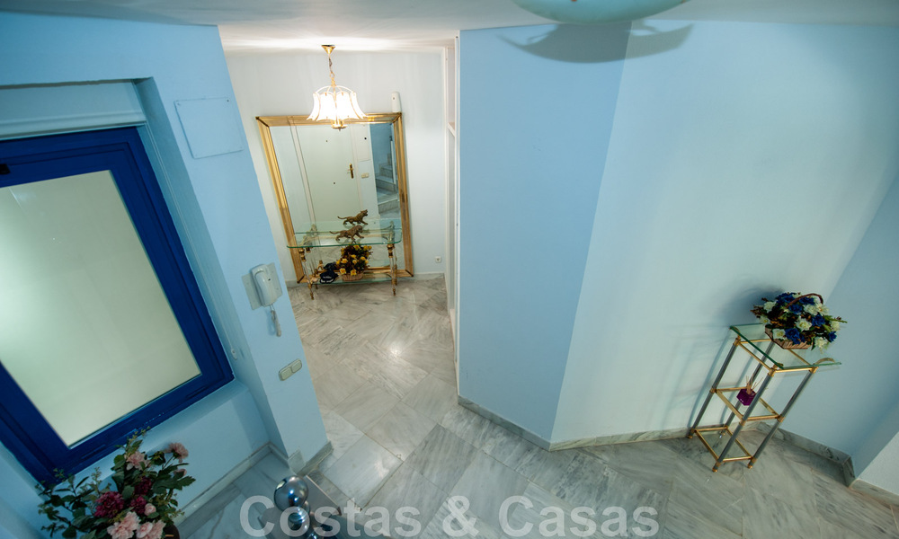 Vente d'un appartement spacieux avec une terrasse et une piscine privée, plage de seconde ligne dans le centre de Marbella 44943