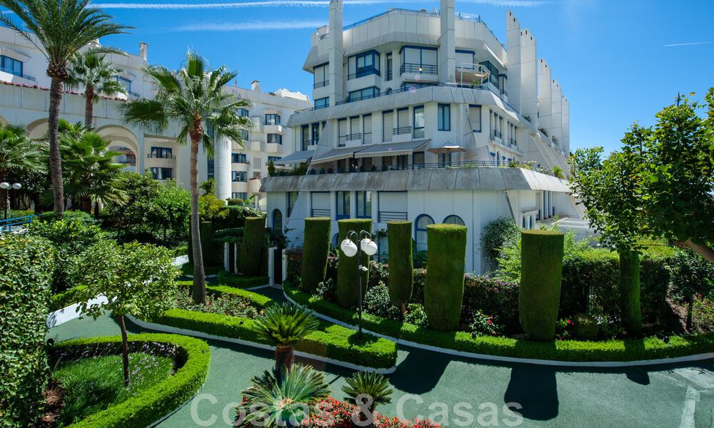 Vente d'un appartement spacieux avec une terrasse et une piscine privée, plage de seconde ligne dans le centre de Marbella 44946