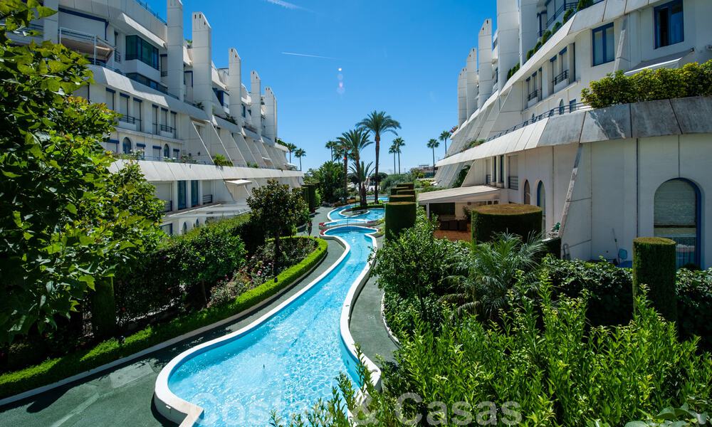 Vente d'un appartement spacieux avec une terrasse et une piscine privée, plage de seconde ligne dans le centre de Marbella 44947