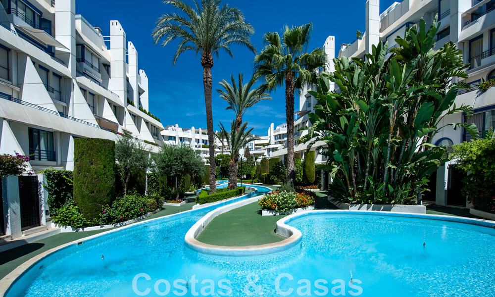 Vente d'un appartement spacieux avec une terrasse et une piscine privée, plage de seconde ligne dans le centre de Marbella 44949