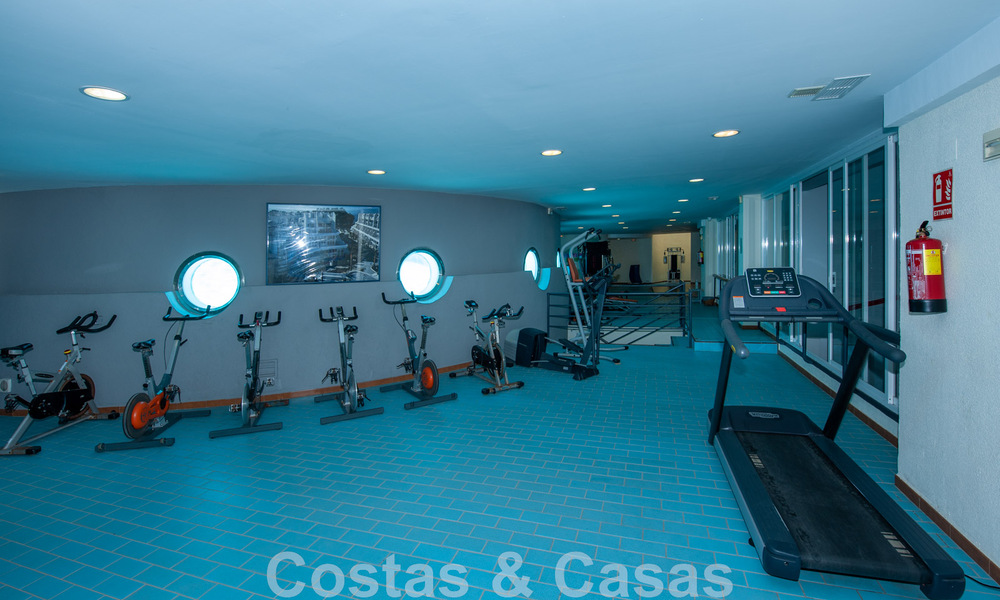 Vente d'un appartement spacieux avec une terrasse et une piscine privée, plage de seconde ligne dans le centre de Marbella 44952