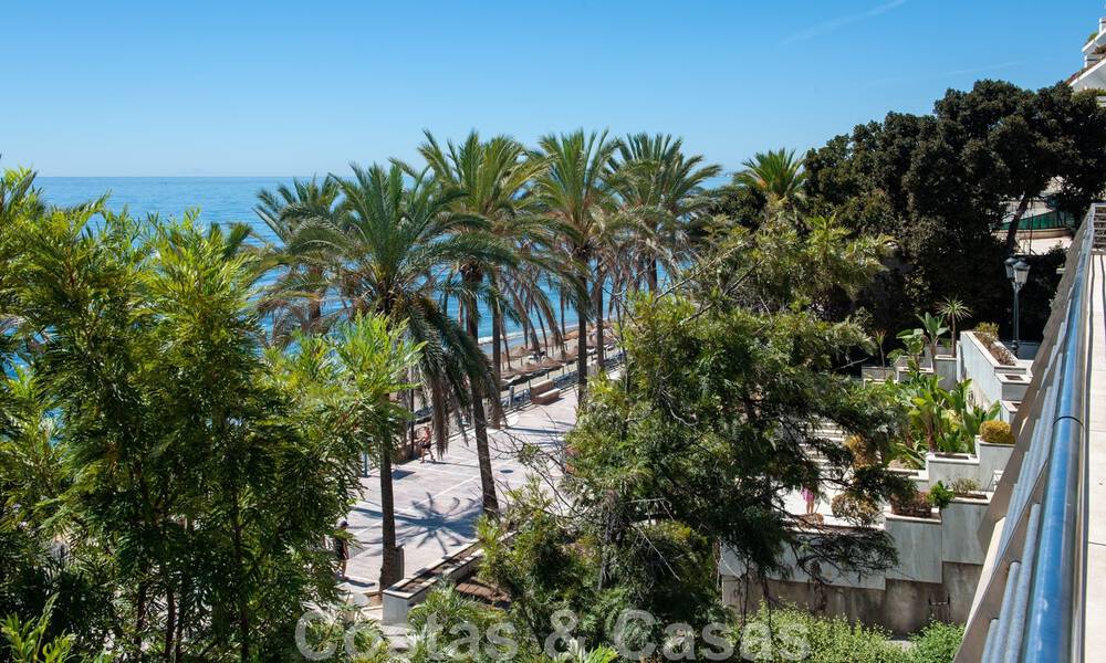 Vente d'un appartement spacieux avec une terrasse et une piscine privée, plage de seconde ligne dans le centre de Marbella 44956