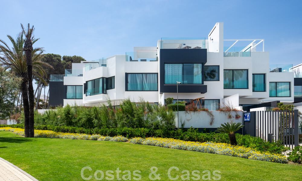 Maison moderne avec vue sur la mer à vendre, au bord de la plage, à quelques minutes de marche de la ville d'Estepona 45381