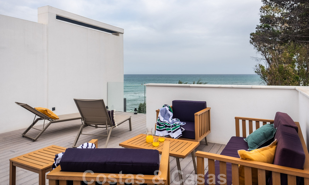 Maison moderne avec vue sur la mer à vendre, au bord de la plage, à quelques minutes de marche de la ville d'Estepona 45418