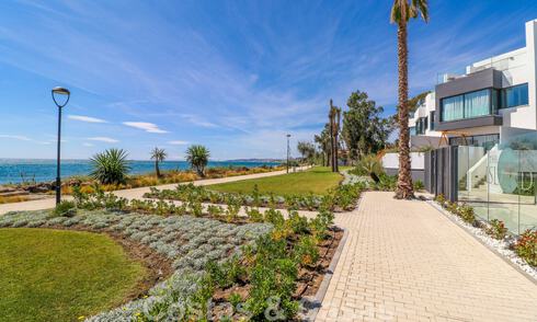 Maison moderne avec vue sur la mer à vendre, au bord de la plage, à quelques minutes de marche de la ville d'Estepona 45428