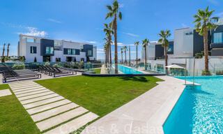 Maison moderne avec vue sur la mer à vendre, au bord de la plage, à quelques minutes de marche de la ville d'Estepona 45431 