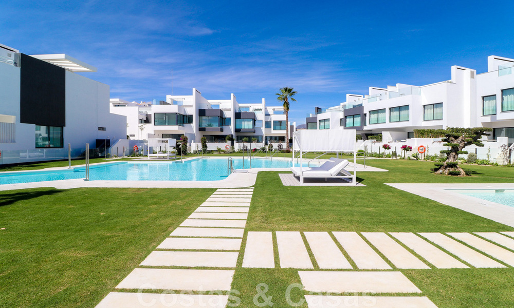 Maison moderne avec vue sur la mer à vendre, au bord de la plage, à quelques minutes de marche de la ville d'Estepona 45433