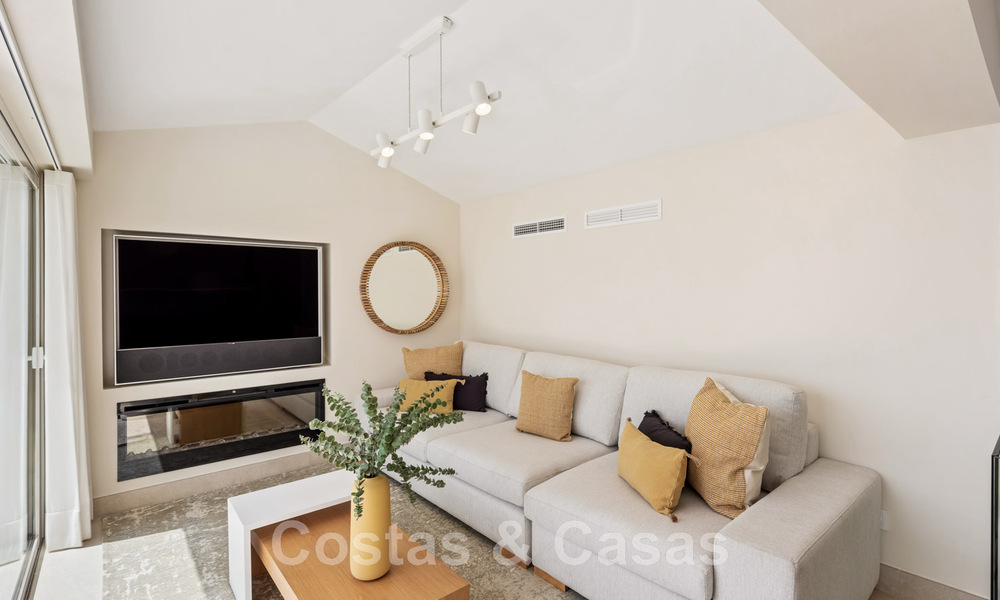 Villa contemporaine entièrement rénovée à vendre, avec vue sur la mer, située dans une urbanisation de bord de mer à Estepona 45019