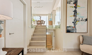 Villa contemporaine entièrement rénovée à vendre, avec vue sur la mer, située dans une urbanisation de bord de mer à Estepona 45020 