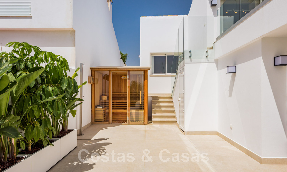 Villa contemporaine entièrement rénovée à vendre, avec vue sur la mer, située dans une urbanisation de bord de mer à Estepona 45021