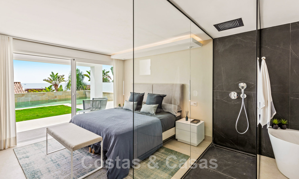 Villa contemporaine entièrement rénovée à vendre, avec vue sur la mer, située dans une urbanisation de bord de mer à Estepona 45023