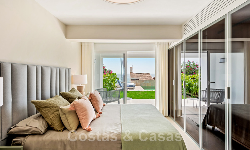 Villa contemporaine entièrement rénovée à vendre, avec vue sur la mer, située dans une urbanisation de bord de mer à Estepona 45026