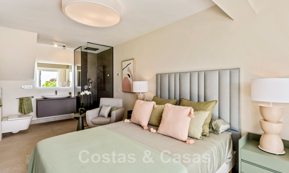 Villa contemporaine entièrement rénovée à vendre, avec vue sur la mer, située dans une urbanisation de bord de mer à Estepona 45027
