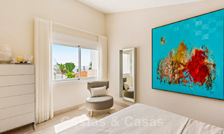 Villa contemporaine entièrement rénovée à vendre, avec vue sur la mer, située dans une urbanisation de bord de mer à Estepona 45028 