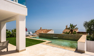 Villa contemporaine entièrement rénovée à vendre, avec vue sur la mer, située dans une urbanisation de bord de mer à Estepona 45030 