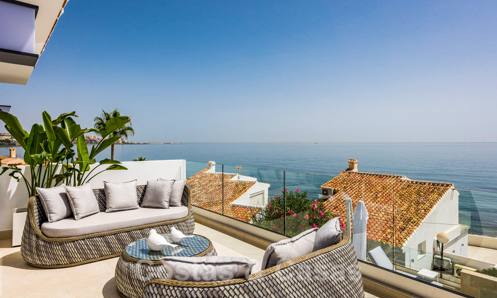 Villa contemporaine entièrement rénovée à vendre, avec vue sur la mer, située dans une urbanisation de bord de mer à Estepona 45033