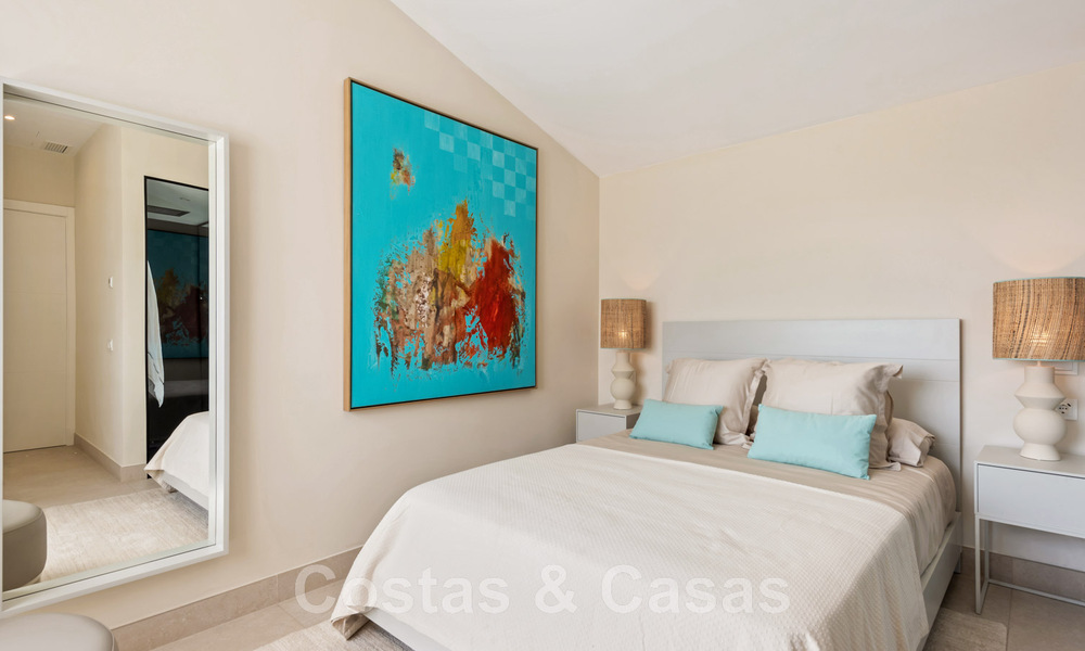 Villa contemporaine entièrement rénovée à vendre, avec vue sur la mer, située dans une urbanisation de bord de mer à Estepona 45040