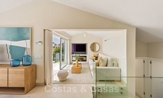 Villa contemporaine entièrement rénovée à vendre, avec vue sur la mer, située dans une urbanisation de bord de mer à Estepona 45042 