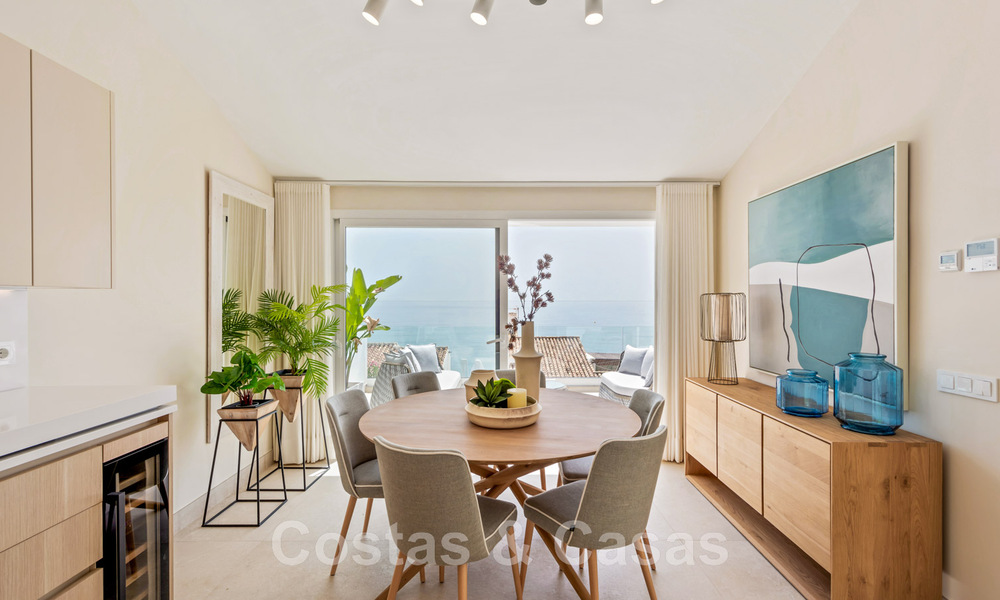 Villa contemporaine entièrement rénovée à vendre, avec vue sur la mer, située dans une urbanisation de bord de mer à Estepona 45048