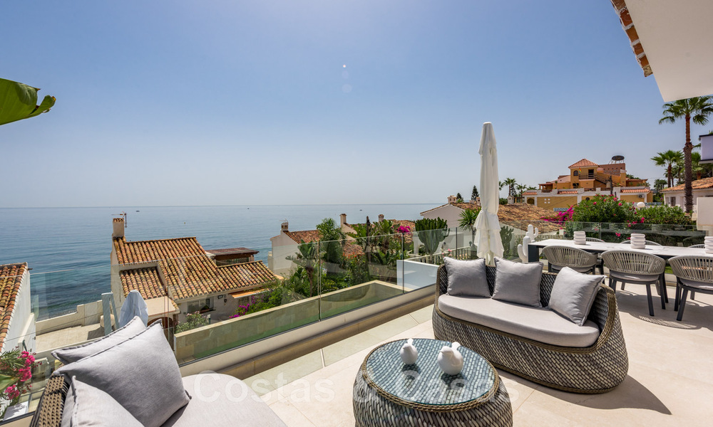 Villa contemporaine entièrement rénovée à vendre, avec vue sur la mer, située dans une urbanisation de bord de mer à Estepona 45049