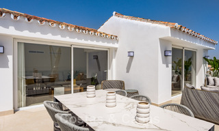 Villa contemporaine entièrement rénovée à vendre, avec vue sur la mer, située dans une urbanisation de bord de mer à Estepona 45050 