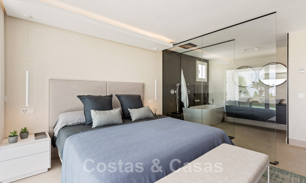 Villa contemporaine entièrement rénovée à vendre, avec vue sur la mer, située dans une urbanisation de bord de mer à Estepona 45054
