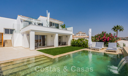 Villa contemporaine entièrement rénovée à vendre, avec vue sur la mer, située dans une urbanisation de bord de mer à Estepona 45058