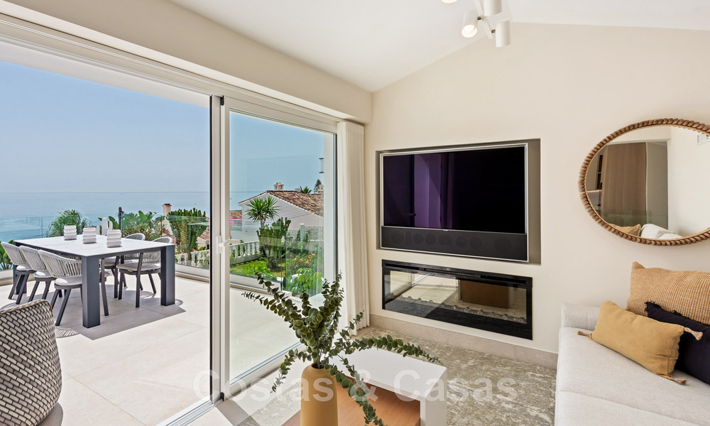 Villa contemporaine entièrement rénovée à vendre, avec vue sur la mer, située dans une urbanisation de bord de mer à Estepona 45061