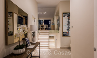 Villa contemporaine entièrement rénovée à vendre, avec vue sur la mer, située dans une urbanisation de bord de mer à Estepona 45063 