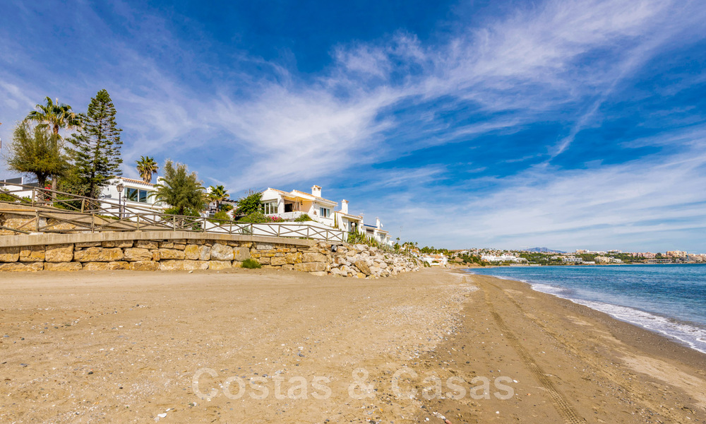 Villa contemporaine entièrement rénovée à vendre, avec vue sur la mer, située dans une urbanisation de bord de mer à Estepona 45065