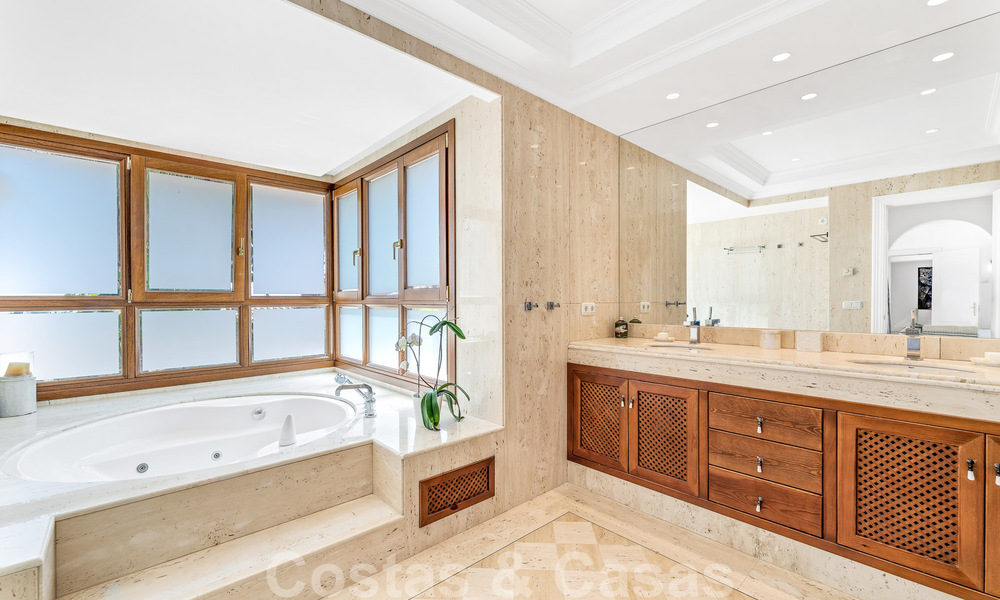 Spacieuse villa de luxe à vendre, de style andalou, située en hauteur à Nueva Andalucia, Marbella 45085