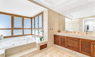 Spacieuse villa de luxe à vendre, de style andalou, située en hauteur à Nueva Andalucia, Marbella 45085 