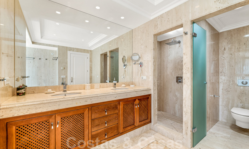 Spacieuse villa de luxe à vendre, de style andalou, située en hauteur à Nueva Andalucia, Marbella 45086