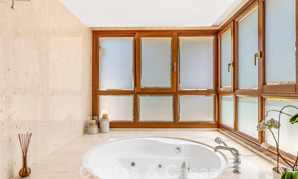 Spacieuse villa de luxe à vendre, de style andalou, située en hauteur à Nueva Andalucia, Marbella 45087