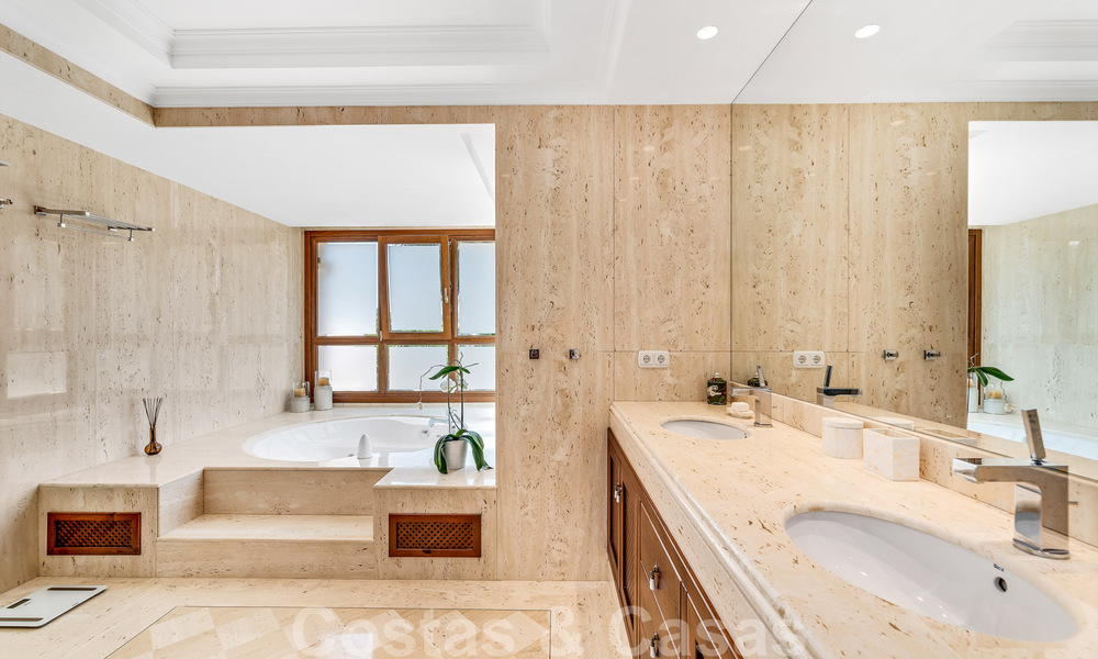 Spacieuse villa de luxe à vendre, de style andalou, située en hauteur à Nueva Andalucia, Marbella 45088