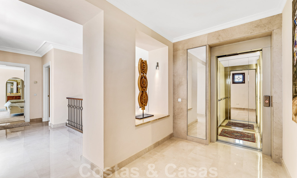 Spacieuse villa de luxe à vendre, de style andalou, située en hauteur à Nueva Andalucia, Marbella 45089