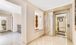 Spacieuse villa de luxe à vendre, de style andalou, située en hauteur à Nueva Andalucia, Marbella 45089 