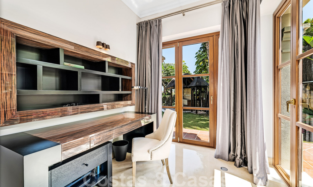 Spacieuse villa de luxe à vendre, de style andalou, située en hauteur à Nueva Andalucia, Marbella 45094