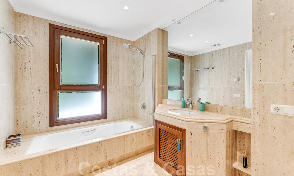 Spacieuse villa de luxe à vendre, de style andalou, située en hauteur à Nueva Andalucia, Marbella 45099