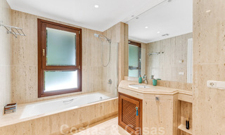 Spacieuse villa de luxe à vendre, de style andalou, située en hauteur à Nueva Andalucia, Marbella 45099 