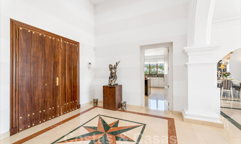 Spacieuse villa de luxe à vendre, de style andalou, située en hauteur à Nueva Andalucia, Marbella 45102