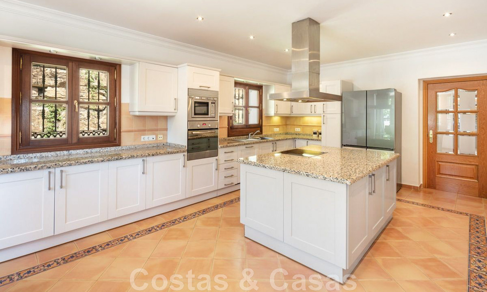 Spacieuse et charmante villa de luxe à vendre, dans une urbanisation résidentielle privilégiée de la nouvelle Golden Mile, Benahavis - Marbella 45610