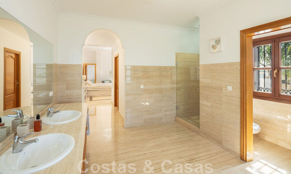 Spacieuse et charmante villa de luxe à vendre, dans une urbanisation résidentielle privilégiée de la nouvelle Golden Mile, Benahavis - Marbella 45613