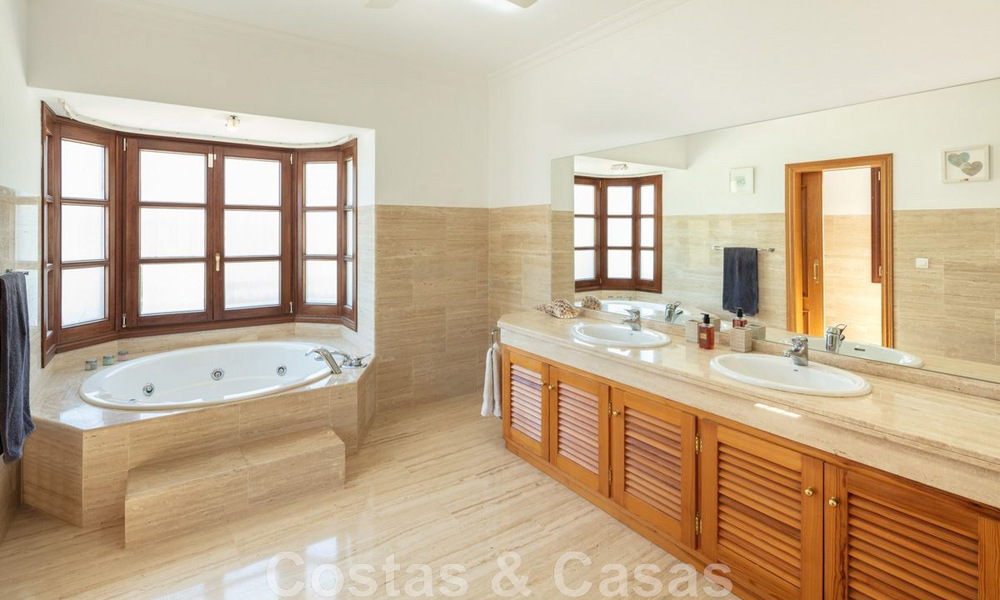 Spacieuse et charmante villa de luxe à vendre, dans une urbanisation résidentielle privilégiée de la nouvelle Golden Mile, Benahavis - Marbella 45614