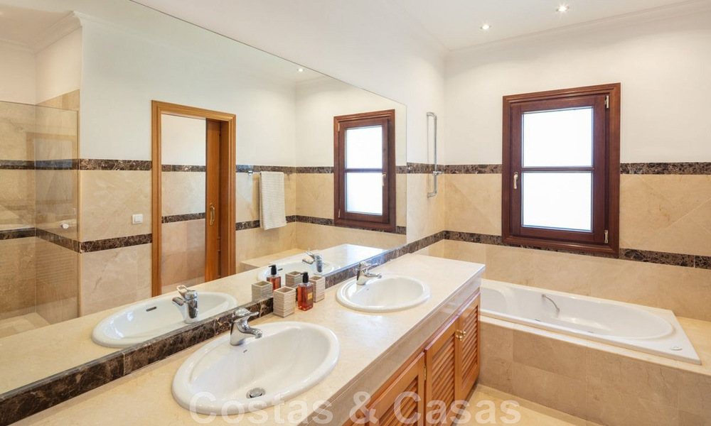 Spacieuse et charmante villa de luxe à vendre, dans une urbanisation résidentielle privilégiée de la nouvelle Golden Mile, Benahavis - Marbella 45617