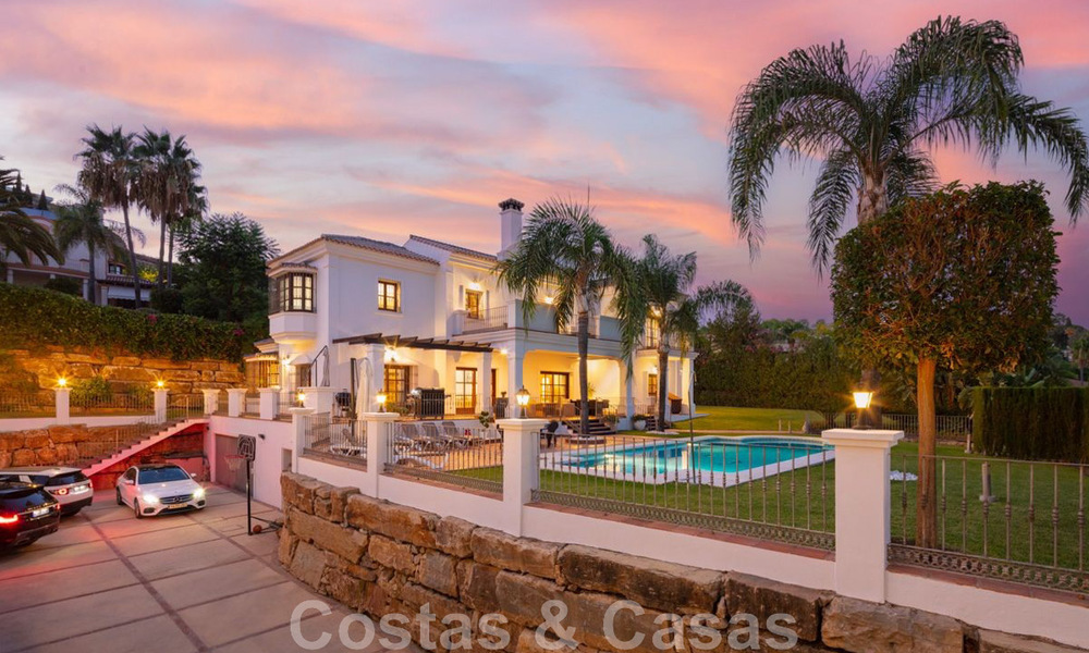 Spacieuse et charmante villa de luxe à vendre, dans une urbanisation résidentielle privilégiée de la nouvelle Golden Mile, Benahavis - Marbella 45620