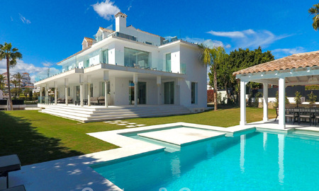 Villa de luxe unique à vendre dans un style architectural andalou moderne, avec vue sur la mer, à quelques pas de Puerto Banus, Marbella 45840