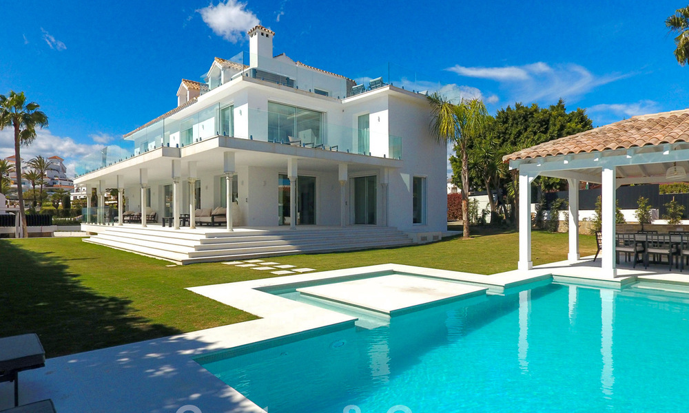 Villa de luxe unique à vendre dans un style architectural andalou moderne, avec vue sur la mer, à quelques pas de Puerto Banus, Marbella 45840