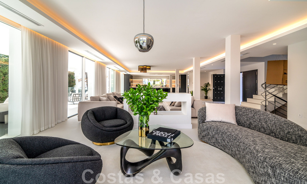 Villa de luxe unique à vendre dans un style architectural andalou moderne, avec vue sur la mer, à quelques pas de Puerto Banus, Marbella 45869