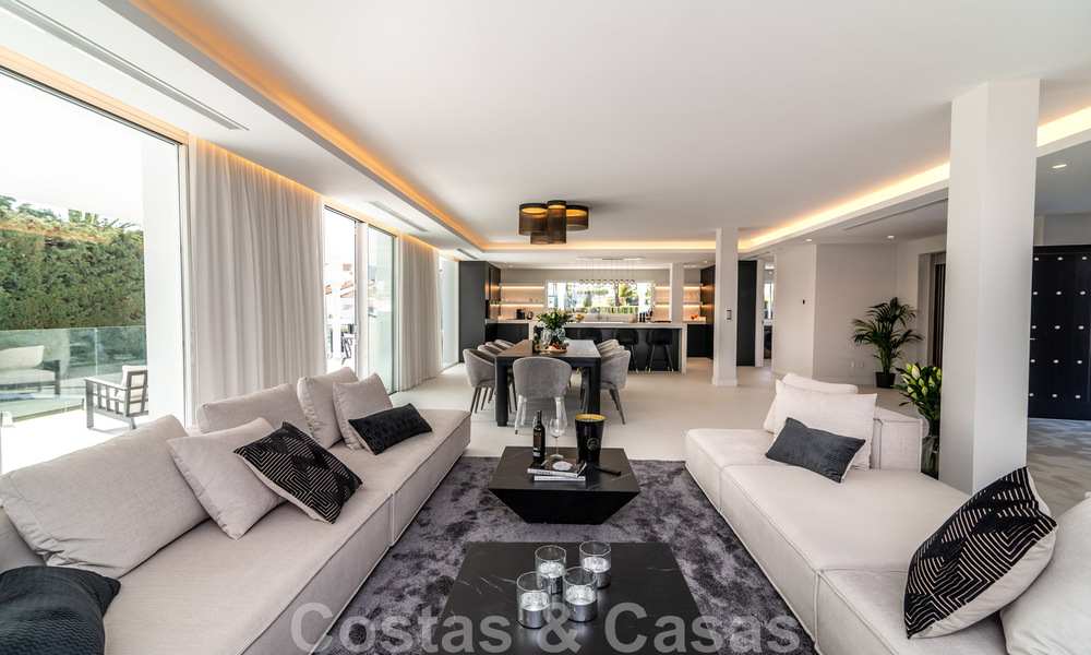 Villa de luxe unique à vendre dans un style architectural andalou moderne, avec vue sur la mer, à quelques pas de Puerto Banus, Marbella 45870